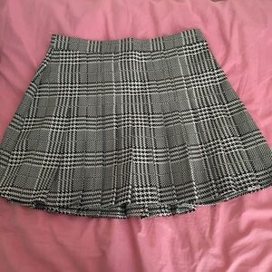 Pleated short skirt